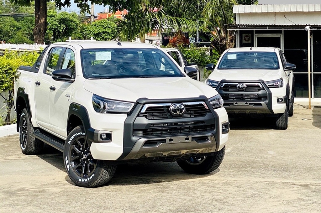 Toyota Hilux 2021 lộ thông số, thách thức Ford Ranger